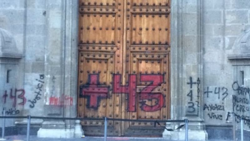 Hacen Pintas En Palacio Nacional Al Concluir Marcha Por Ayotzinapa