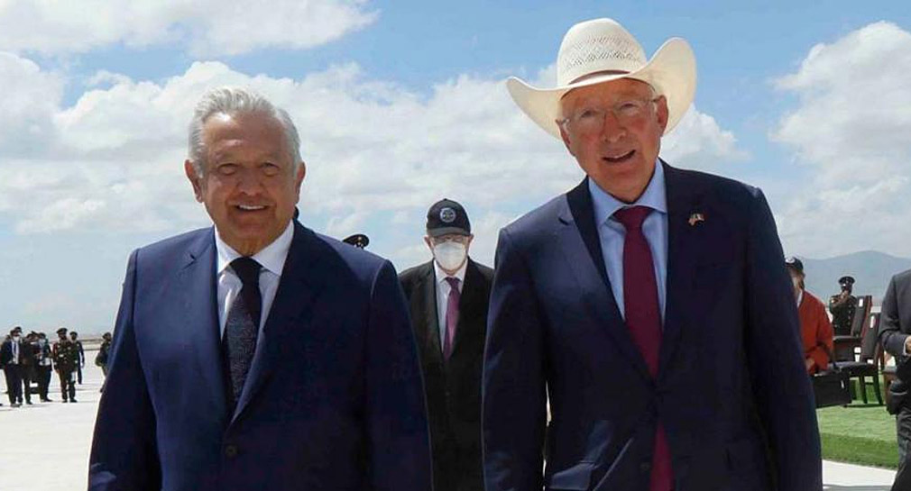 Regresa Ken Salazar a reunión con AMLO en Palacio Nacional es su