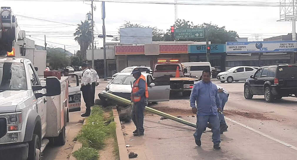 Choca Automovilista Contra Luminaria En El Norponiente De Hermosillo