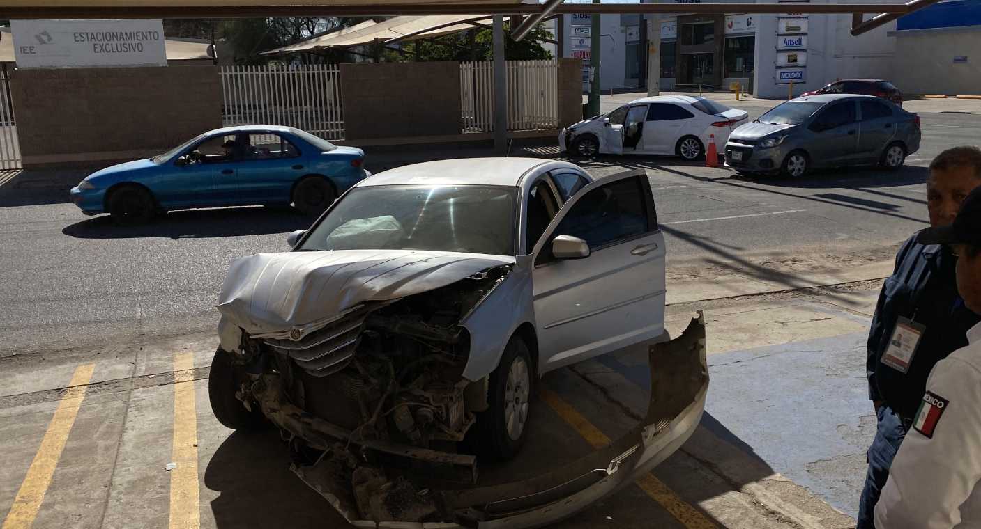 Choque Por No Respetar Sem Foro En Rojo Deja S Lo Da Os Materiales En