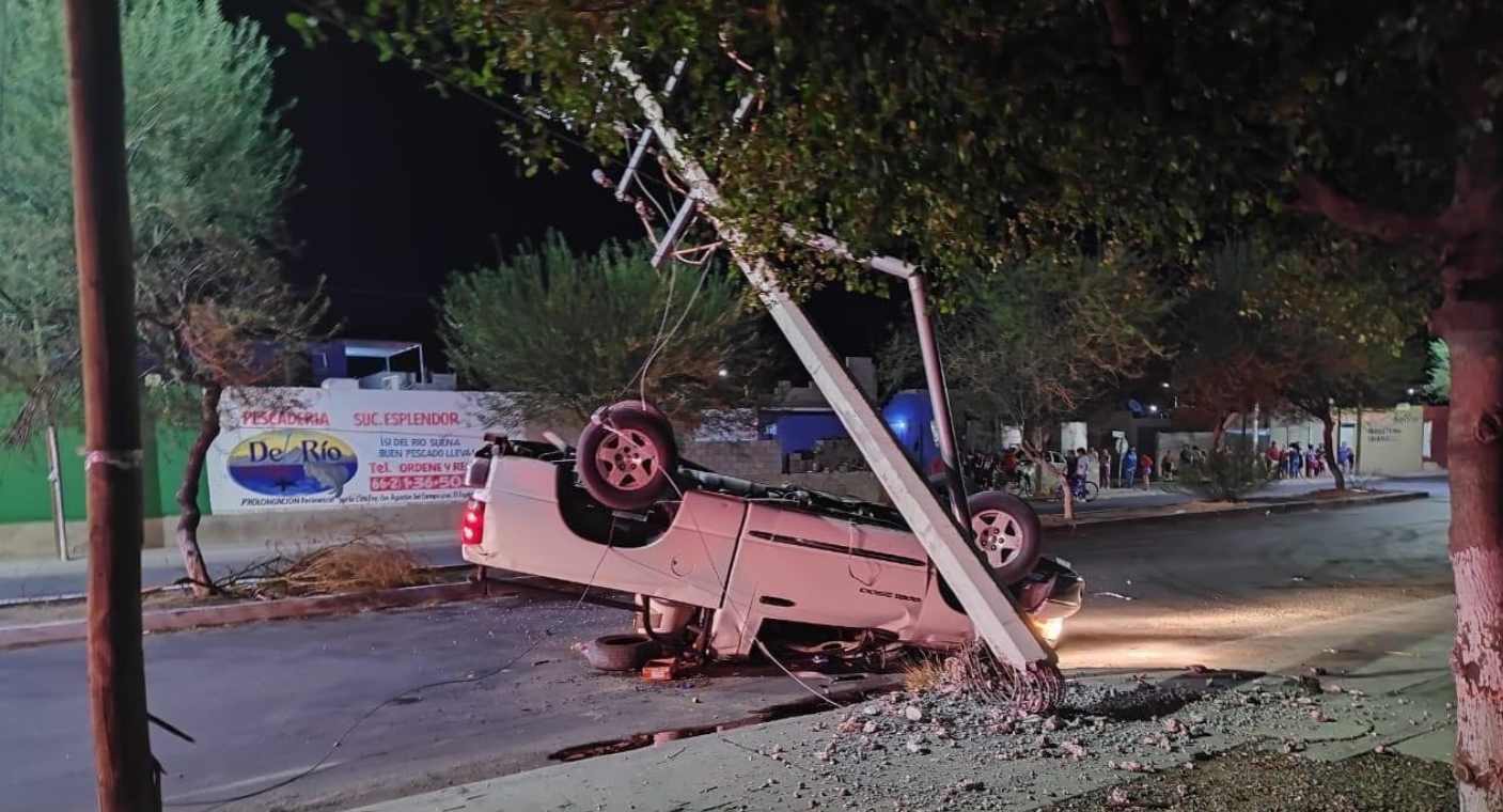 Por Exceso De Velocidad Conductor Choca Su Pick Up Contra Poste De La