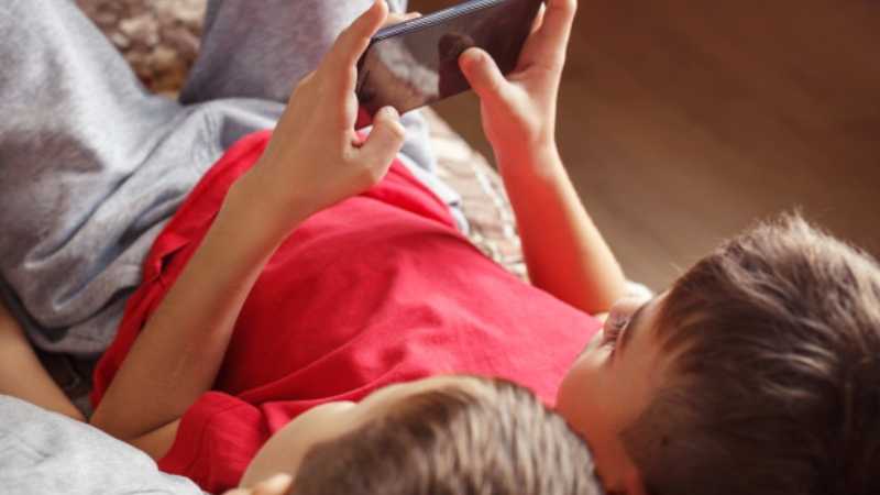 Estudio confirma que exponer a bebés a las pantallas se asocia con retrasos en el desarrollo infantil