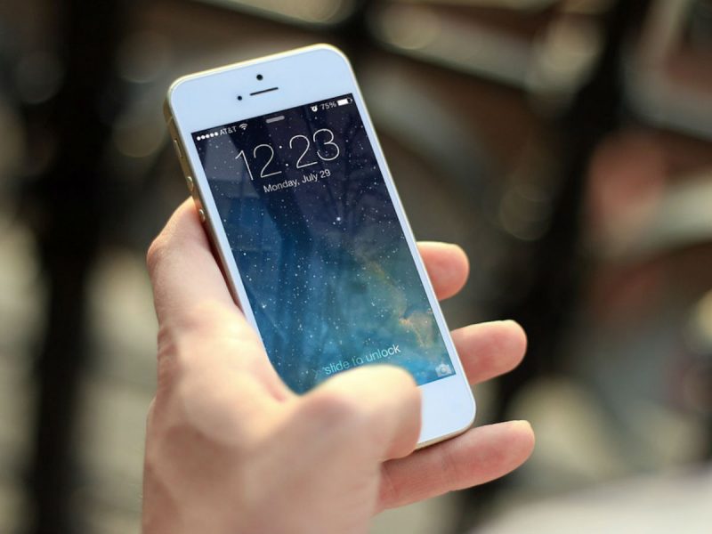 Telcel regalará celulares a personas de la tercera edad en México y enseñarán cómo usarlos