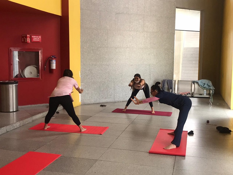 Ofrece IMSS sesiones de Yoga para su personal del Hospital Covid ...