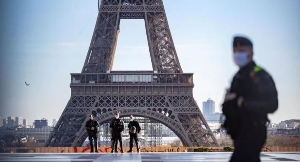 Arrestan a hombre tras escalar la Torre Eiffel y saltar en paracaídas