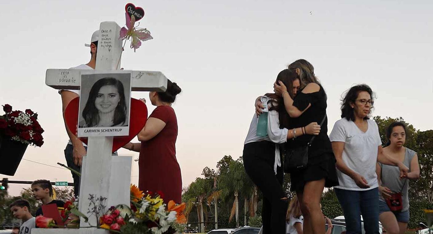 Recrean masacre en escuela de Parkland con disparos reales como parte de demanda contra un expolicía
