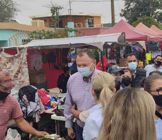 Quienes trabajan hasta en domingo serán su prioridad, expresó Ernesto Gándara ante locatarios del tianguis de Los Olivos