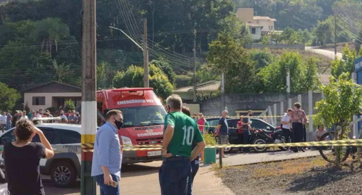 Joven Mata A Tres Nios Y Una Profesora En Escuela De Sant