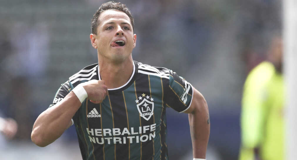 Javier Chicharito Hernández scores a goal after missing a penalty in the Galaxy’s victory (VIDEO)