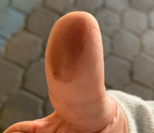 ¿Por qué no debes compartir tu pulgar entintado en redes sociales?