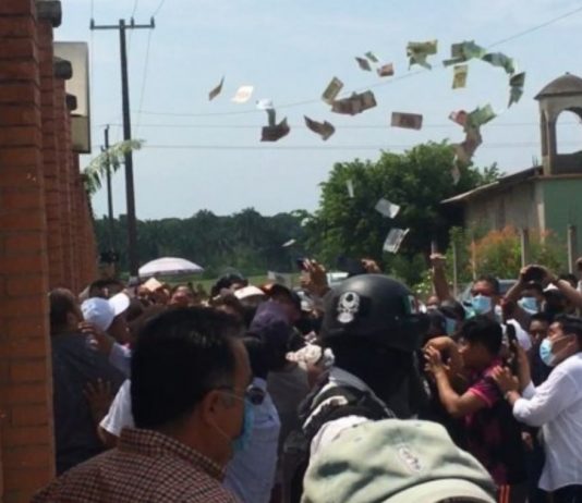 Civiles golpean a 3 “compra votos” en casilla de Tuxtepec, Oaxaca, les quitan maleta con dinero y lo avientan como bolo