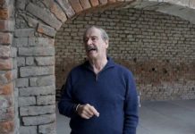 Vicente Fox sale a votar vestido de negro por “sepelio” de AMLO