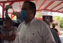 Vota Toño Astiazarán en colonia Loma Linda de Hermosillo, acompañado de familia