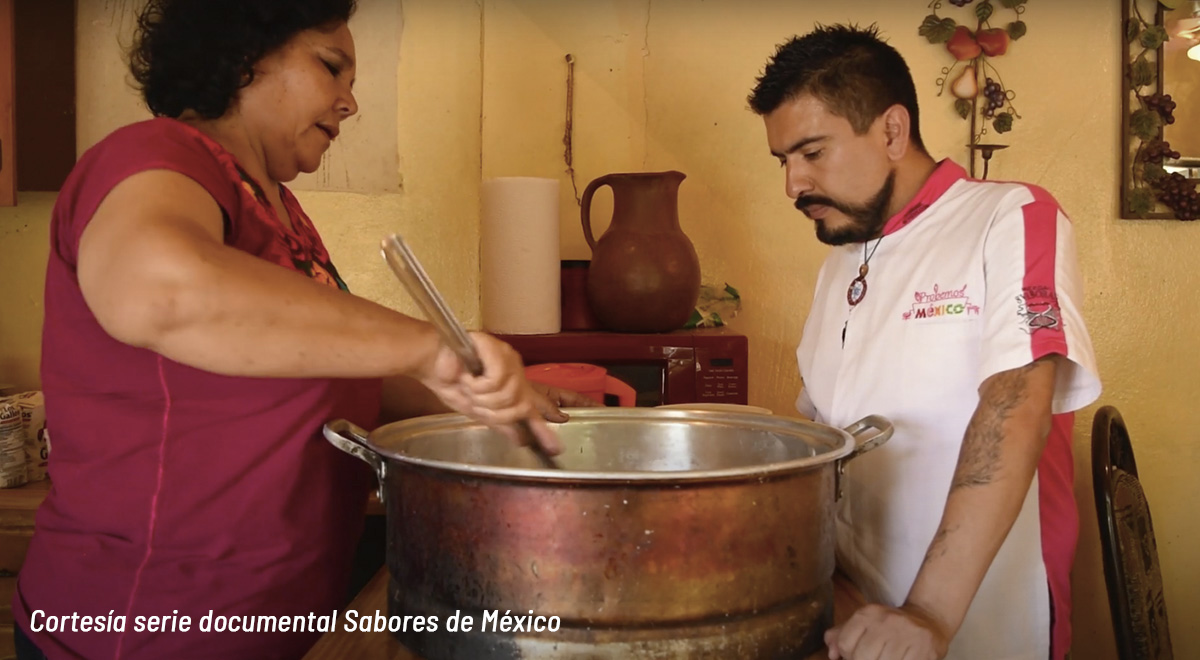 Nereida, cocinera tradicional de Mátape, representa a Sonora en el libro  