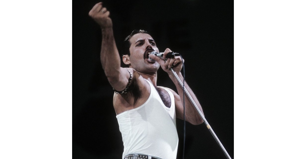 Subastan manuscrito de Bohemian Rhapsody y piano de Freddie Mercury