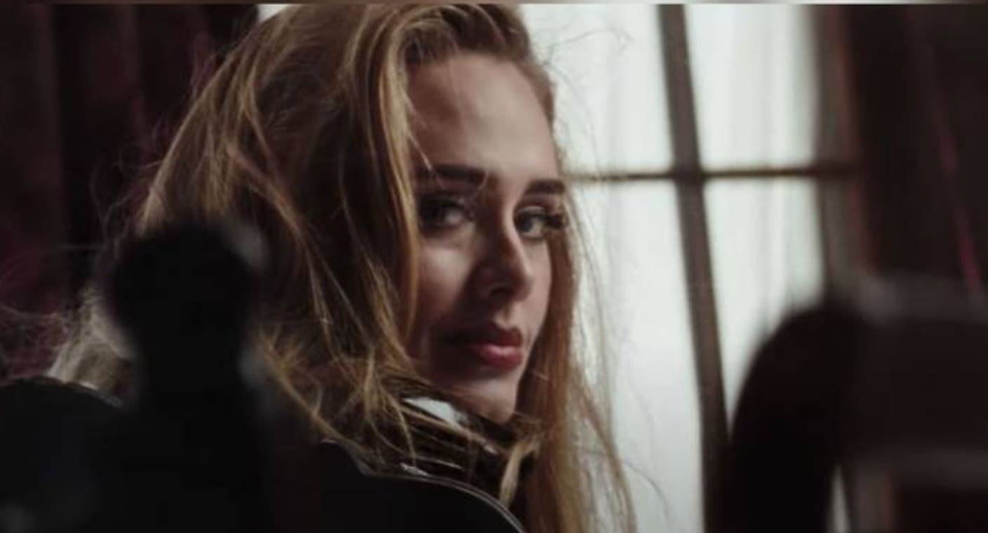 Adele advierte que matará a sus fans si le lanzan algo al escenario (VIDEO)