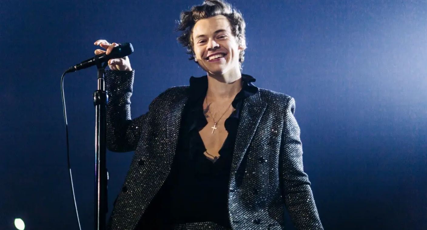 Harry Styles es golpeado en la cara con un objeto en concierto