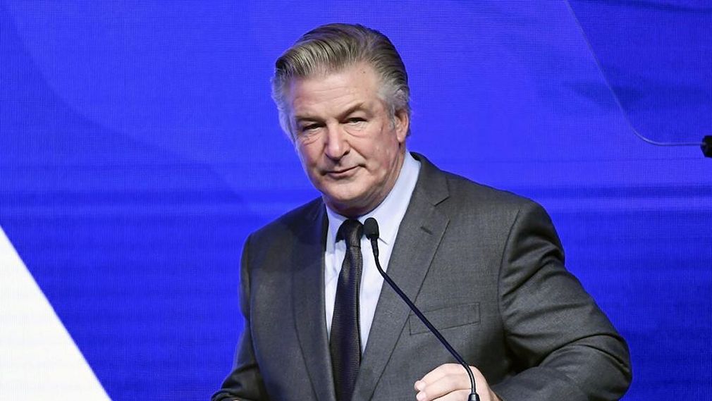Informe asegura que Alec Baldwin sí apretó el gatillo y podría volver a enfrentar cargos tras muerte en filmación de “Rust”