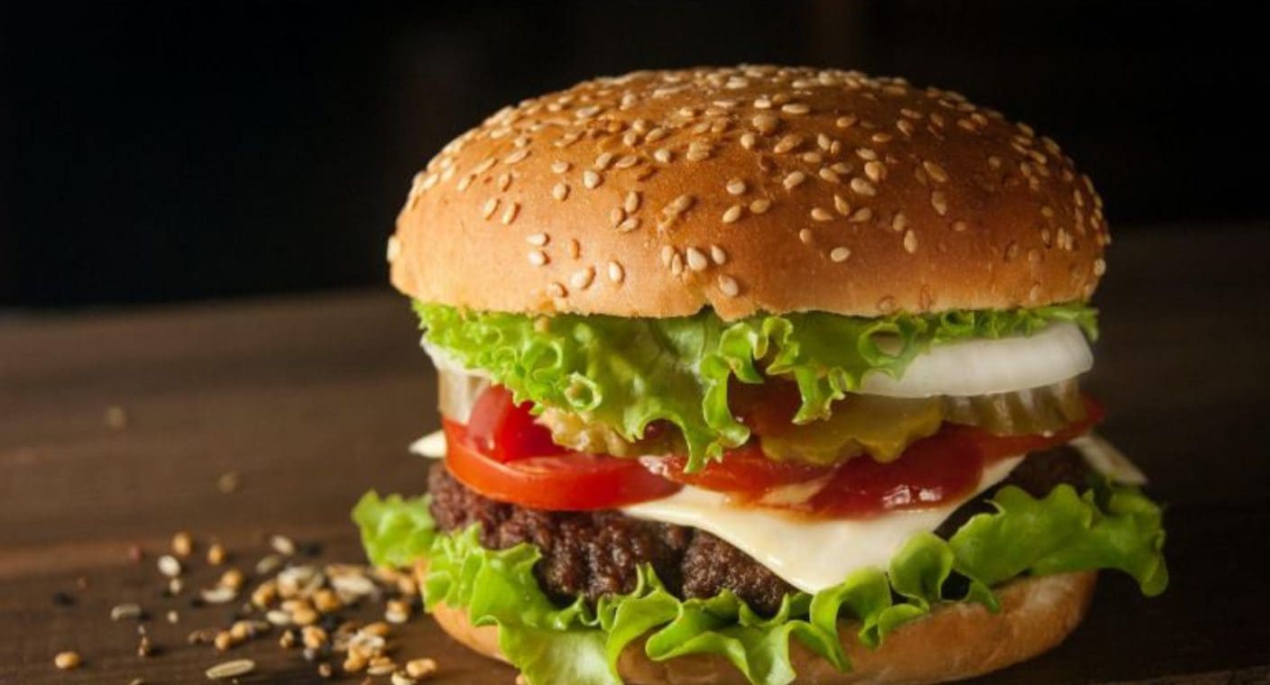 Comedor Golondrinas realiza hamburguesada en apoyo a Jorge para asistir a torneo de Las Chivas y celebrar a menores por concluir ciclo escolar