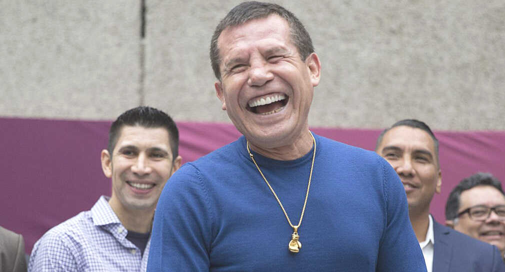 Visita Julio César Chávez la casa en la que creció en Ciudad Obregón y asegura que la comprará