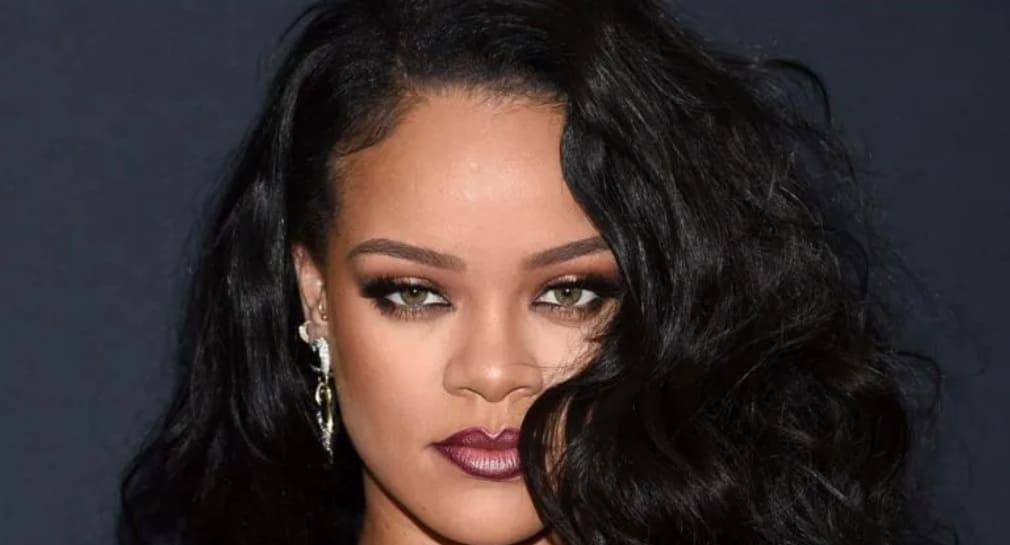 Rihanna lanza colección de ropa inspirada en el Super Bowl