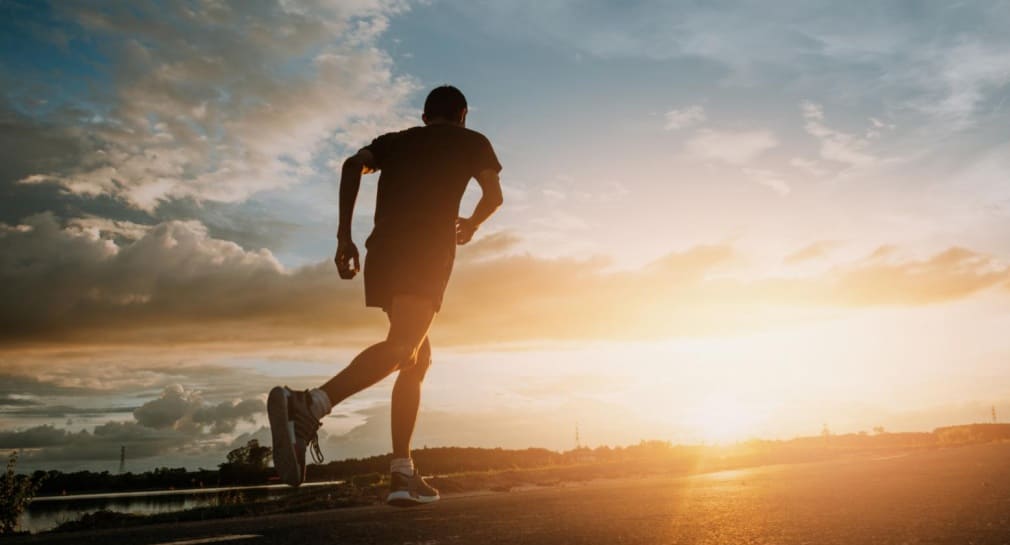 La forma en que caminas podría revelar más sobre tu salud de lo que piensas, según análisis