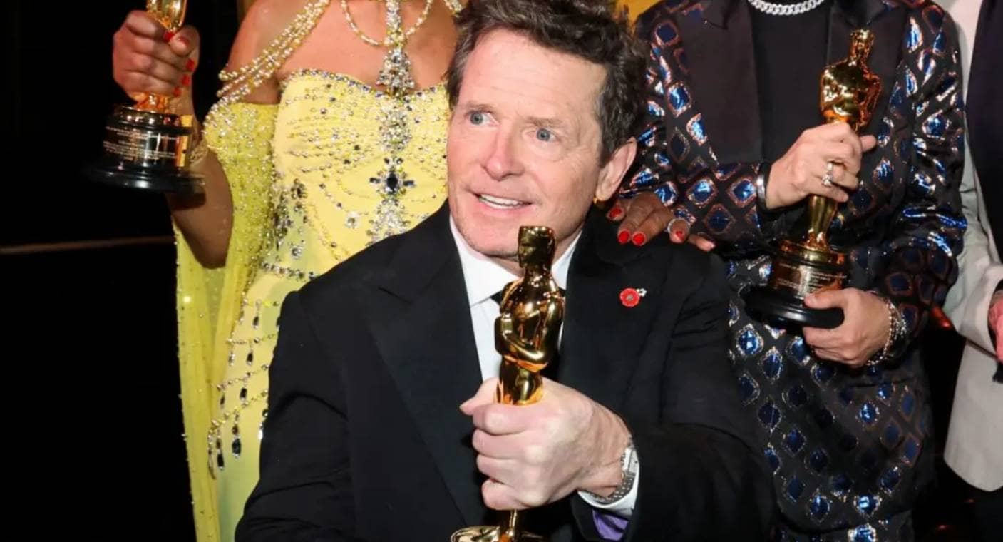 Michael J. Fox sufre caída en un panel sobre “Volver al Futuro” (VIDEO)