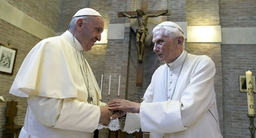 Papa Francisco pide oraciones por la salud de Benedicto XVI; afirma “está muy enfermo”