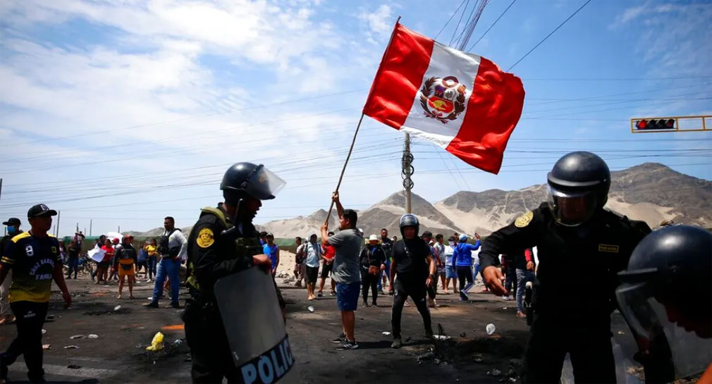 Suben a 60 los muertos por protestas en Perú; cierran zona arqueológica de Machu Picchu por manifestaciones