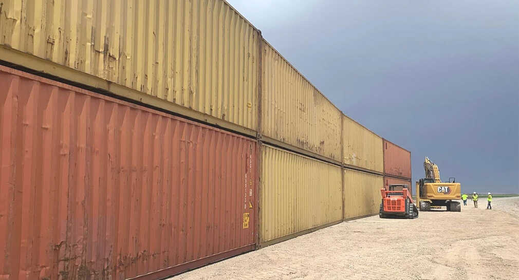 Arizona vende contenedores usados como muro fronterizo
