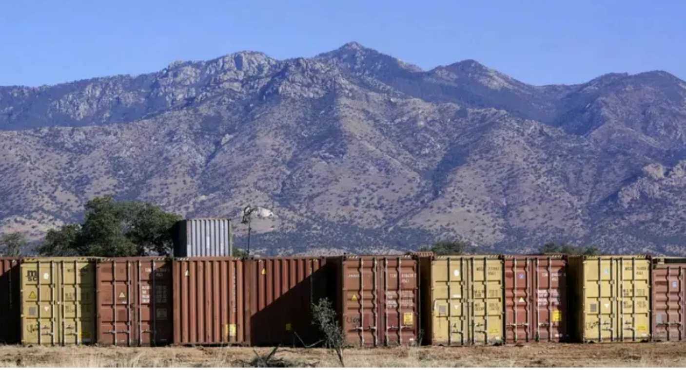 Comienzan a retirar muro de contenedores con púas en frontera de México-Arziona