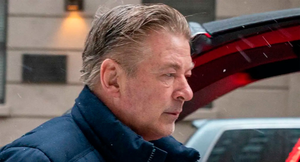 Confirman cargo contra Alec Baldwin por homicidio involuntario en set de la película Rust