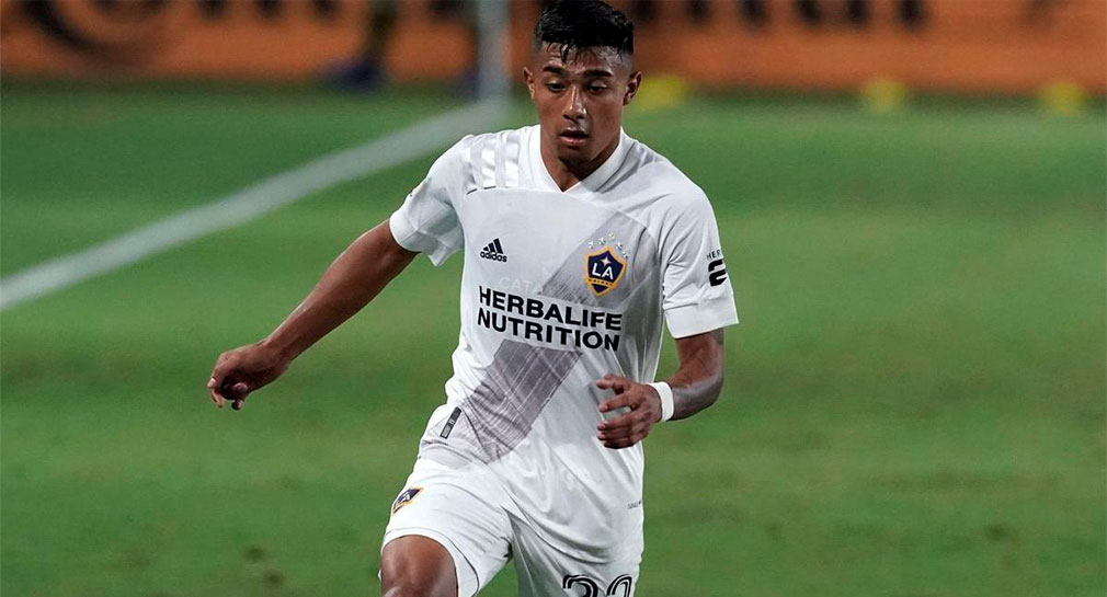 Mexicano Julián Araujo tendría un “acuerdo inminente” para jugar en el Barcelona, reporta prensa europea