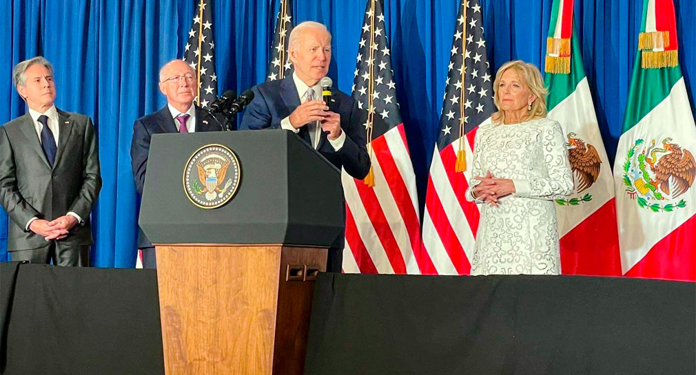 Joe Biden se reúne con personal de embajada estadounidense en México