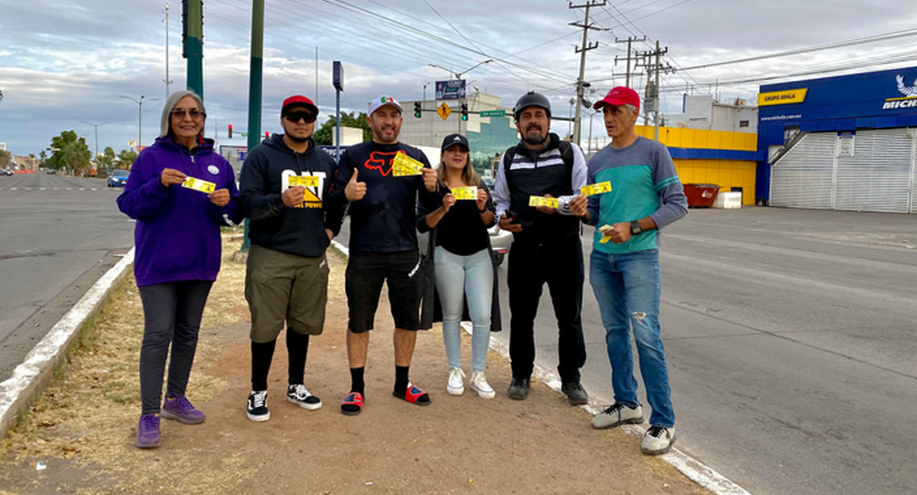 Para crear conciencia sobre respeto para ciclistas, Cultura Bike pega calcomanías en cruce de Navarrete y Solidaridad, en Hermosillo
