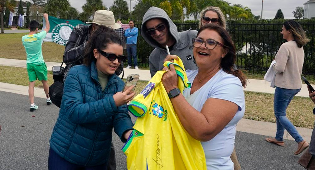 Fans buscan al expresidente de Brasil, Jair Bolsonaro, en Florida para pedirle autógrafos