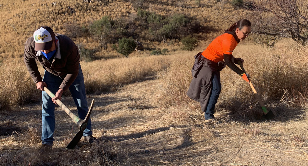 Caminantes del Desierto dan mantenimiento al Cerro Johnson para conmemorar su aniversario como área protegida