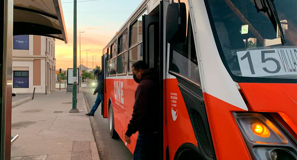 Estudiantes de Hermosillo reportan largos tiempos de espera por transporte público y choferes que no hacen paradas en este regreso a clases