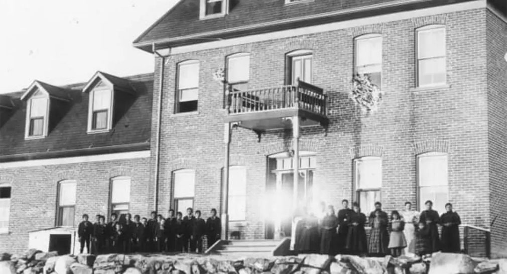 Encuentran más de 170 posibles tumbas de niños en antigua escuela de Canadá