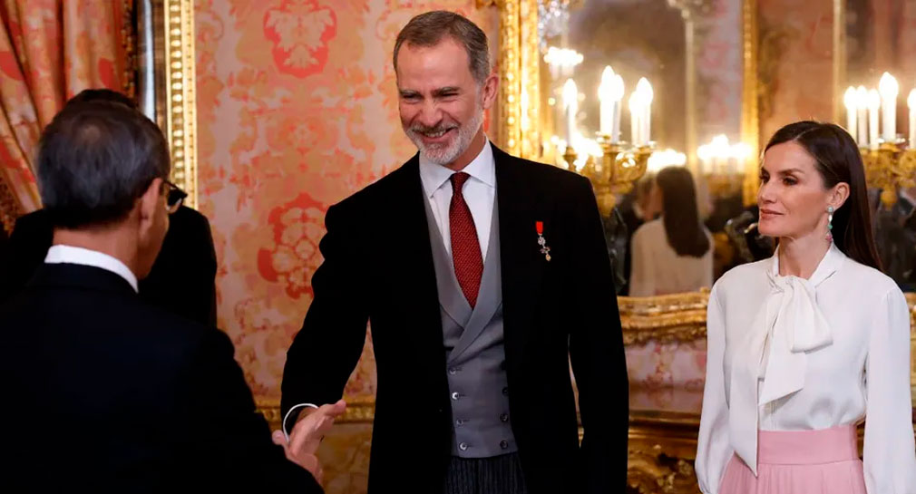 Embajador de Irán evita darle la mano a la reina Letizia; genera polémica en España
