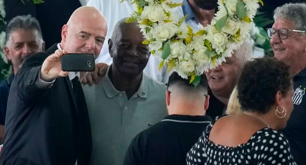 Gianni Infantino, presidente de la FIFA, responde a críticas por tomarse foto junto al ataúd de Pelé