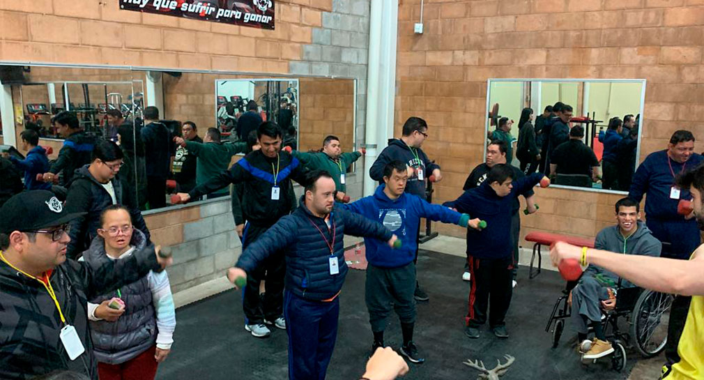 Integrantes de Pintando Sonrisas, para personas discapacitadas, visitan gimnasio en Hermosillo para aprender sobre activación física y nutrición