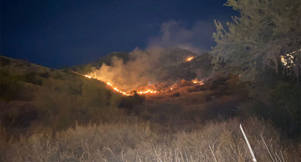 Incendio en cerro al norte de Hermosillo se extiende por 40 hectáreas de maleza