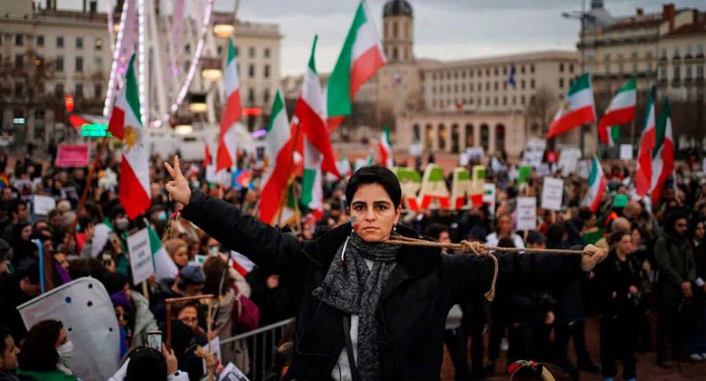 Condenan a muerte a 3 personas más por asesinato de Policía durante protestas en Irán