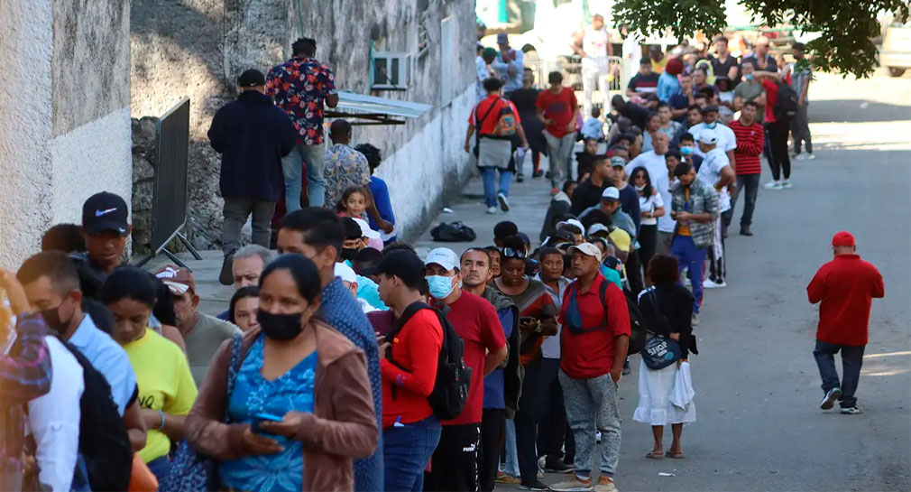 Caravana con mil 500 migrantes sale del sur de México hacia EEUU; denuncian falla al tramitar permisos de asilo