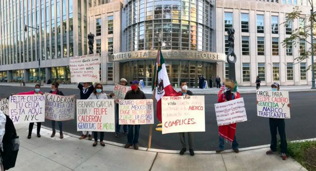 Mexicanos protestan contra García Luna afuera de Corte de Brooklyn y exigen justicia