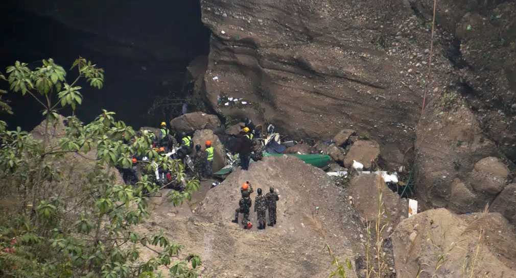Recuperan cajas negras del avión que se estrelló en Nepal