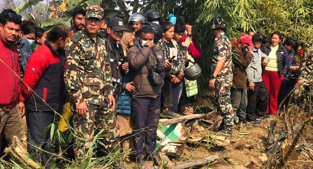 Mueren 68 personas tras estrellarse avión de pasajeros en barranco de Nepal