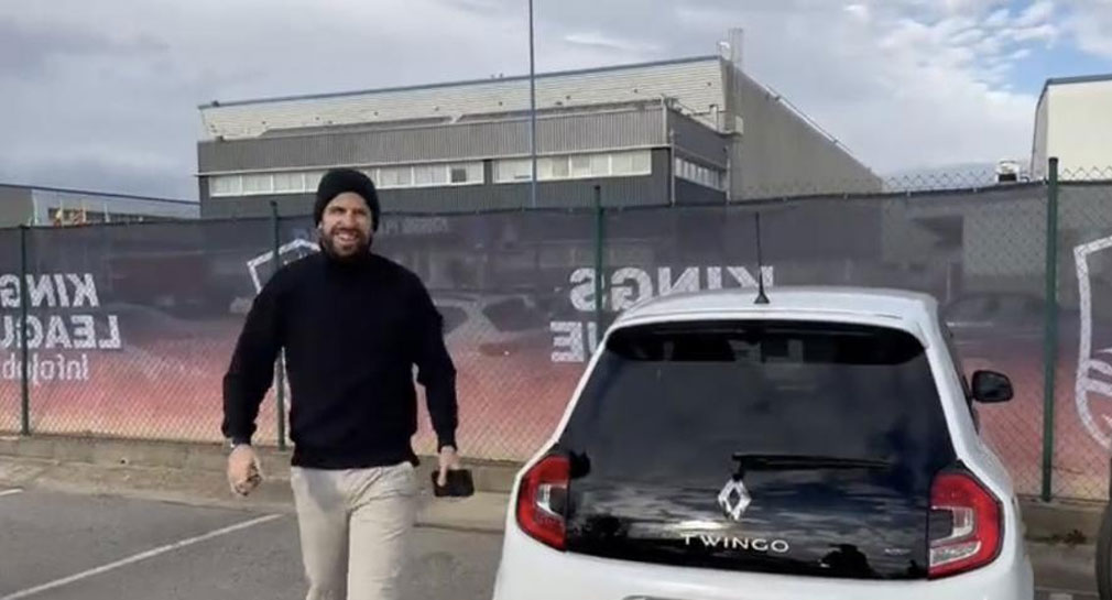 Piqué responde a Shakira al llegar a bordo de un Twingo a su torneo de futbol