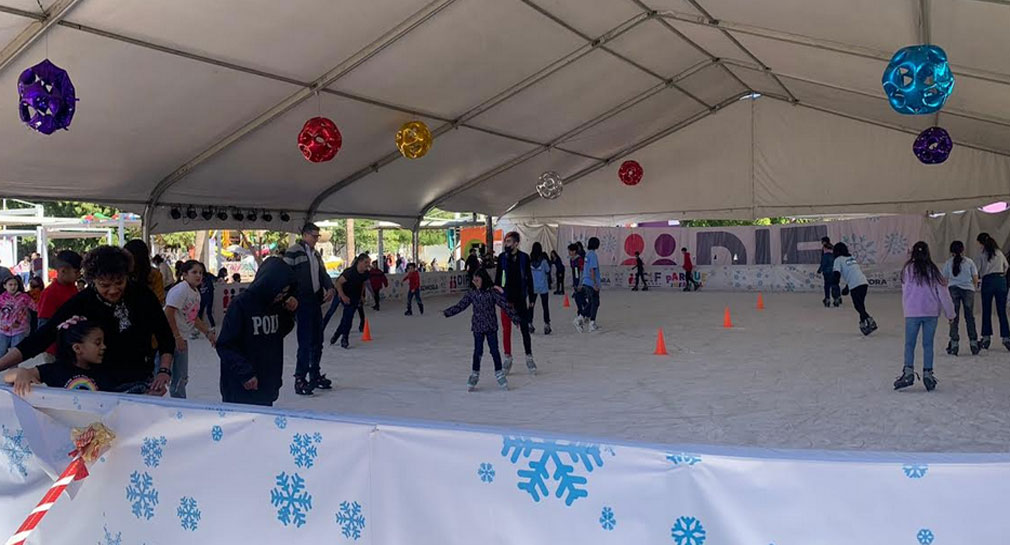 Ciudadanos disfrutan del último día de Pista de Hielo en Parque Infantil en Hermosillo